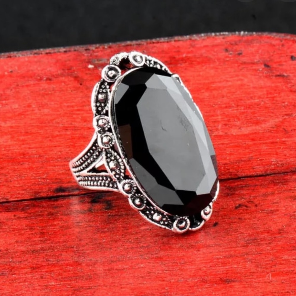 🍂🌿Vintage Romantic Ebony Statement Ring🍂🌿